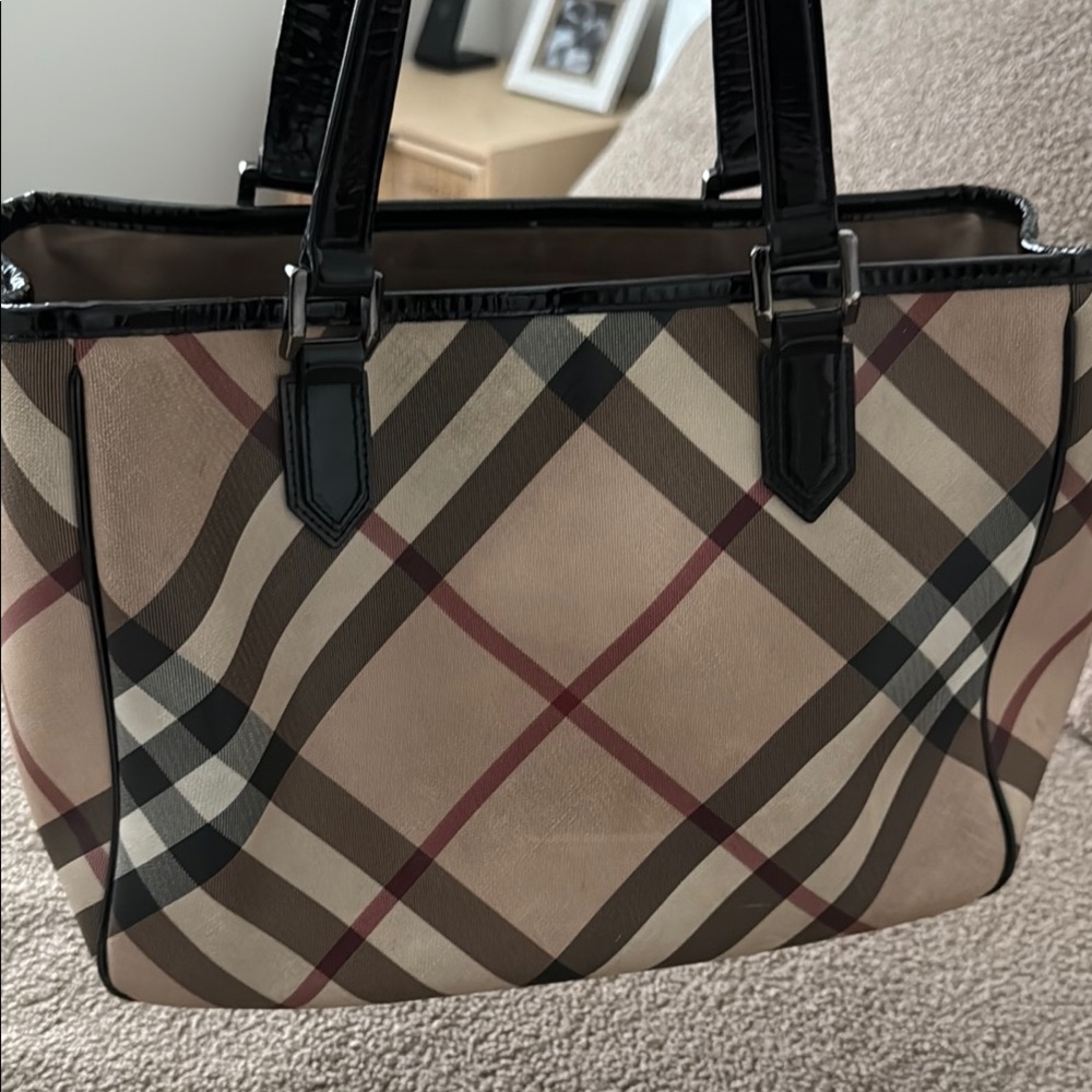 Authentic Burberry Cream and Black Shoulder Bag with Timeless Elegance - Picture 8 of 11